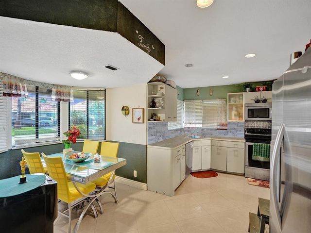 7380 NW 39th St, Lauderhill, FL 33319