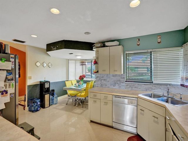 7380 NW 39th St, Lauderhill, FL 33319