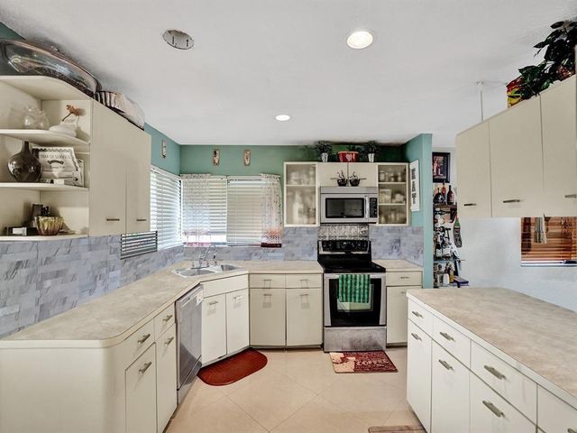 7380 NW 39th St, Lauderhill, FL 33319