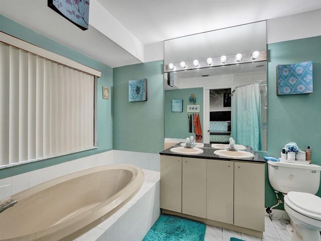 7380 NW 39th St, Lauderhill, FL 33319