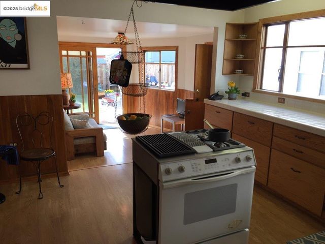 986 Kains Ave, Albany, CA 94705