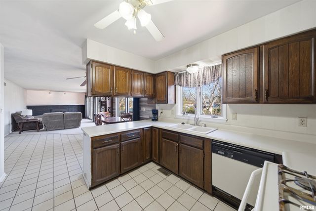 4609 W LYNNHURST Drive, Peoria, IL 61615