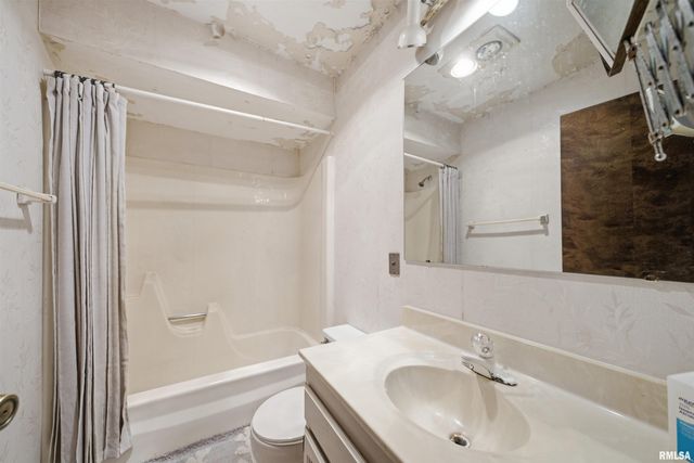 4609 W LYNNHURST Drive, Peoria, IL 61615