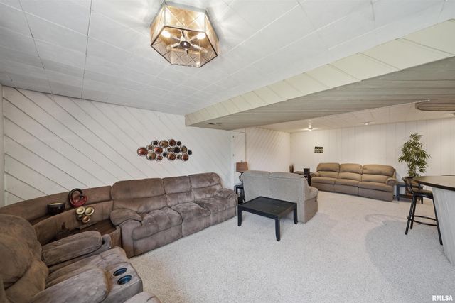 4609 W LYNNHURST Drive, Peoria, IL 61615