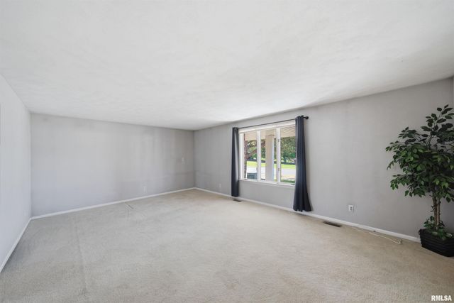 4609 W LYNNHURST Drive, Peoria, IL 61615