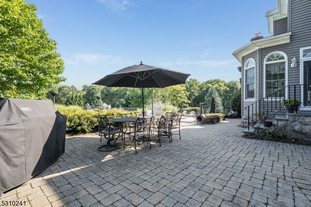 4 Hook Mountain Dr, Clinton Twp., NJ 08801