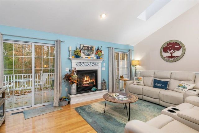 40 Cricket Hill Road, East Kingston, NH 03827