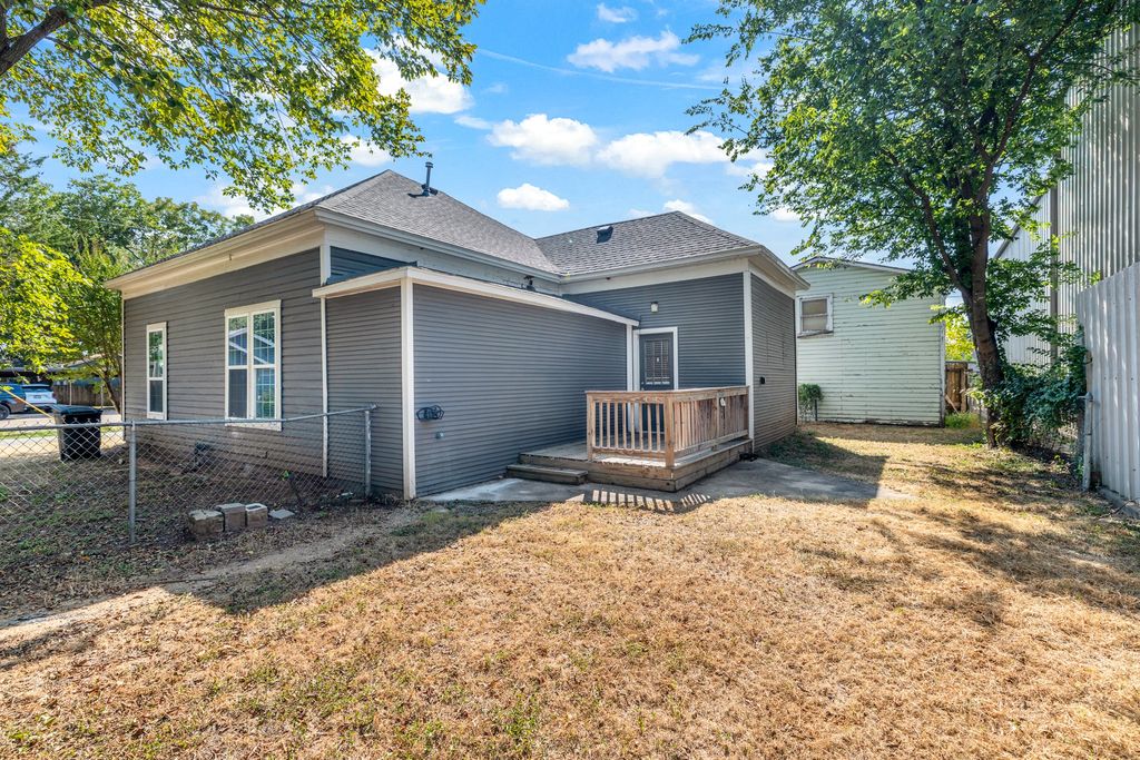 103 May Avenue, Cleburne, TX 76031 — photo 3