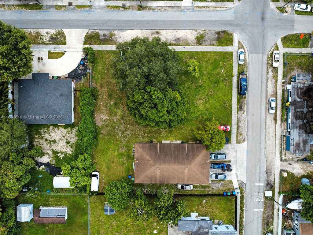 2302 NW 82nd St, Miami, FL 33147