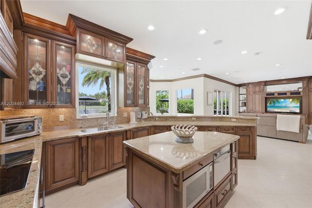 929 Gulfstream Ct, Weston, FL 33327