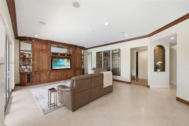 929 Gulfstream Ct, Weston, FL 33327