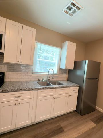 516 Hurst Street, Angleton, TX 77515