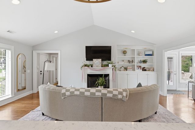 2826 Sugar Tree Rd, Nashville, TN 37215