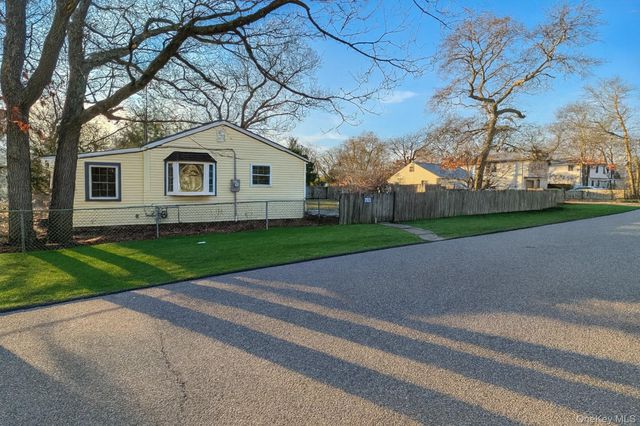 15 Short Street, Flanders, NY 11901