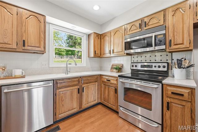 180 Spring Oaks Drive, Ballwin, MO 63011