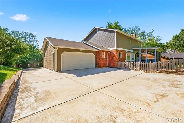 180 Spring Oaks Drive, Ballwin, MO 63011