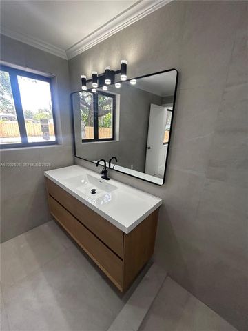 1242 NE 145th St, Miami, FL 33161