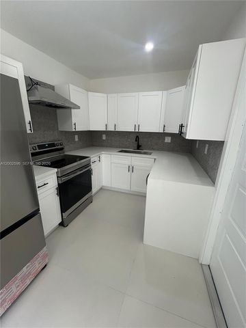 1242 NE 145th St, Miami, FL 33161