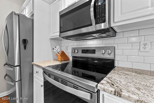 3705 Woodmont Park Ln, Louisville, KY 40245