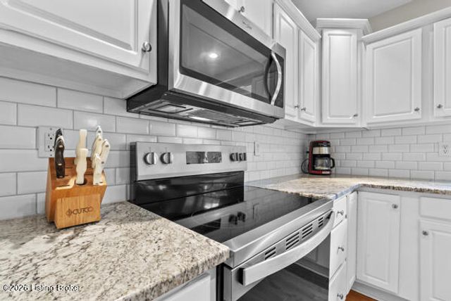 3705 Woodmont Park Ln, Louisville, KY 40245
