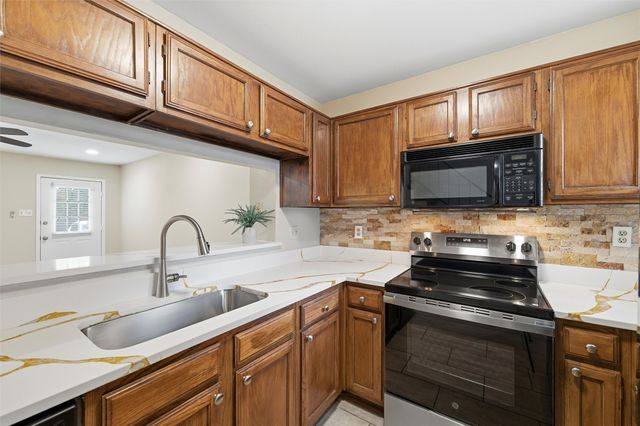 112 Churchill Lane, Euless, TX 76039