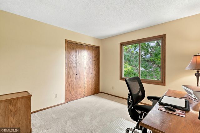 720 Sierra Trail, Chanhassen, MN 55317