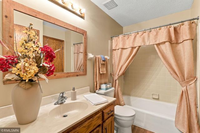 720 Sierra Trail, Chanhassen, MN 55317