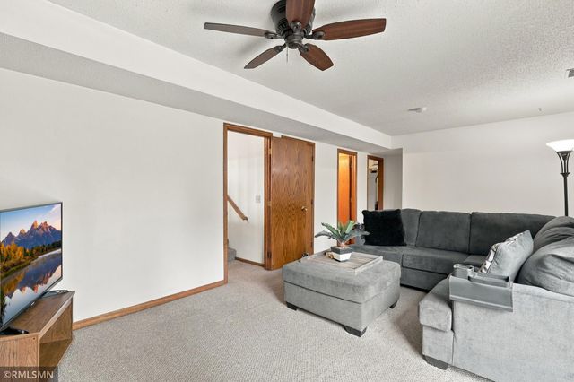 720 Sierra Trail, Chanhassen, MN 55317