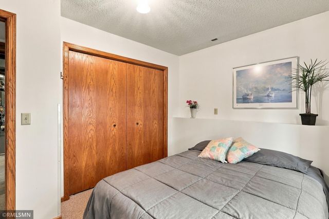 720 Sierra Trail, Chanhassen, MN 55317