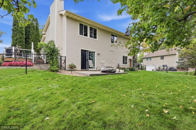 720 Sierra Trail, Chanhassen, MN 55317