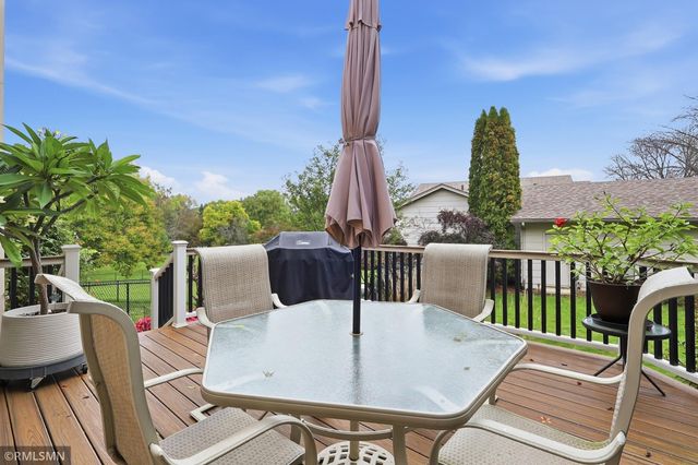 720 Sierra Trail, Chanhassen, MN 55317