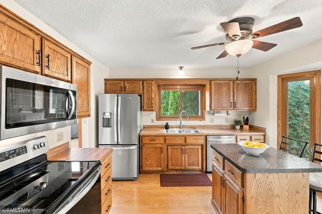 720 Sierra Trail, Chanhassen, MN 55317