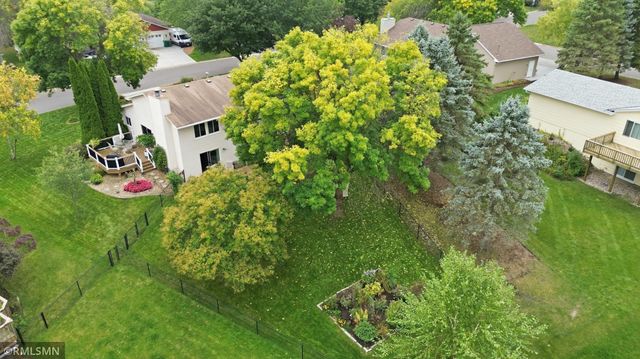 720 Sierra Trail, Chanhassen, MN 55317
