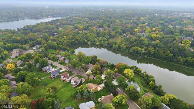 720 Sierra Trail, Chanhassen, MN 55317