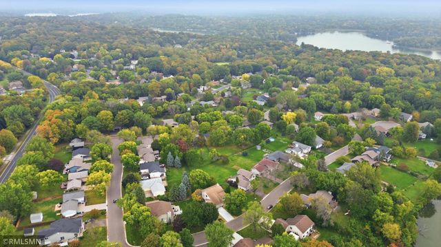 720 Sierra Trail, Chanhassen, MN 55317