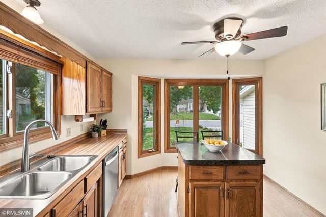 720 Sierra Trail, Chanhassen, MN 55317