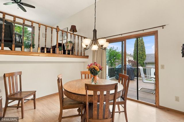 720 Sierra Trail, Chanhassen, MN 55317