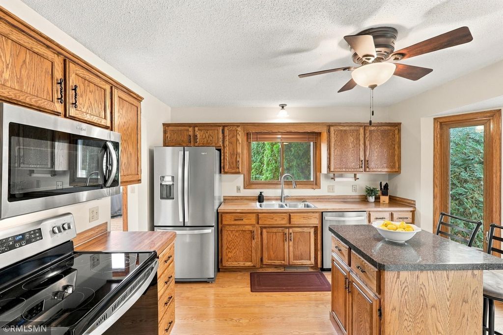 720 Sierra Trail, Chanhassen, MN 55317 — photo 2