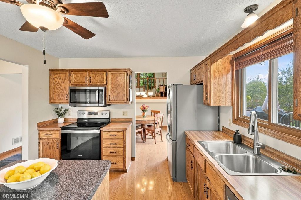 720 Sierra Trail, Chanhassen, MN 55317 — photo 3