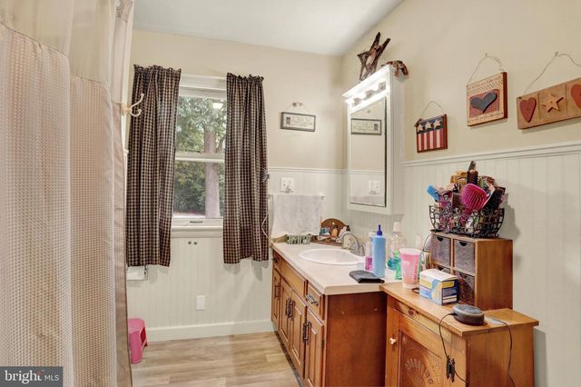 1802 DUBS CHURCH RD, Hanover, PA 17331