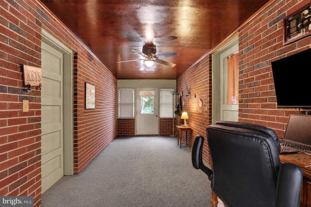 1802 DUBS CHURCH RD, Hanover, PA 17331