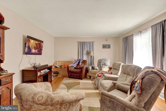 1802 DUBS CHURCH RD, Hanover, PA 17331