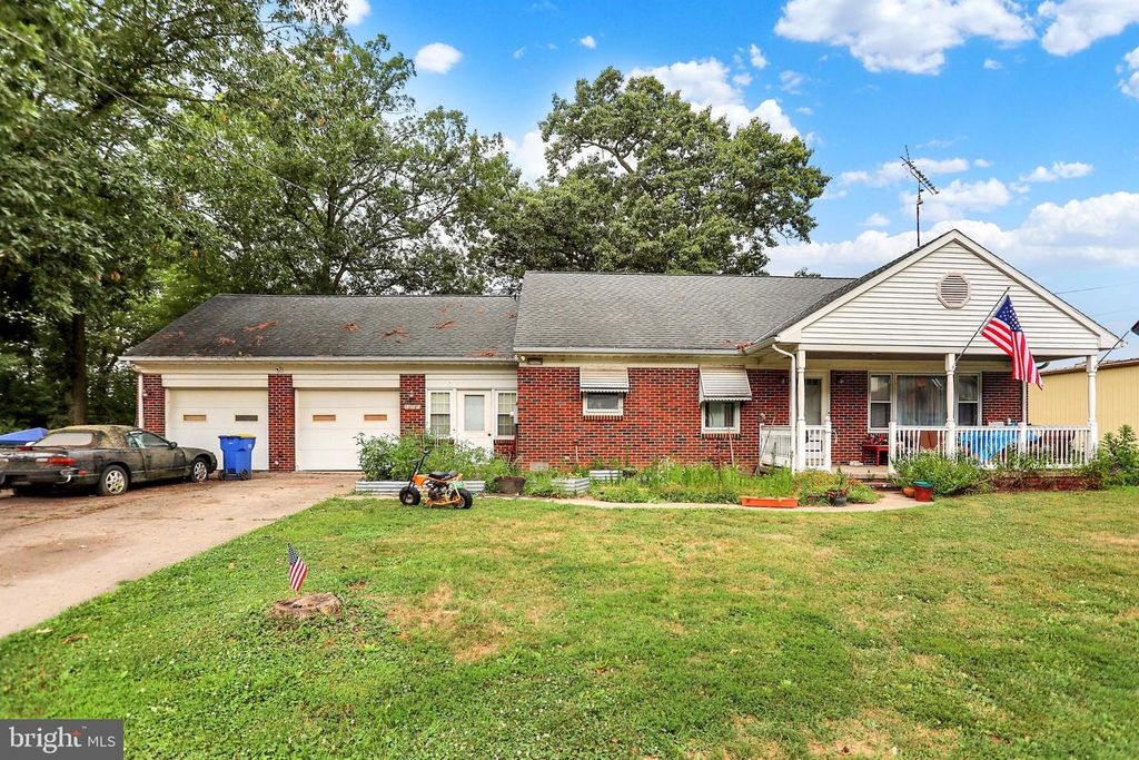 1802 DUBS CHURCH RD, Hanover, PA 17331
