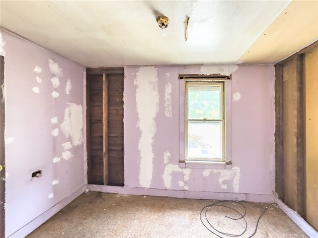 5042 Delehanty St, Lincoln Place, PA 15207