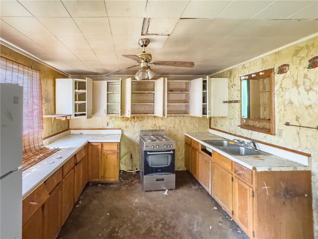 5042 Delehanty St, Lincoln Place, PA 15207