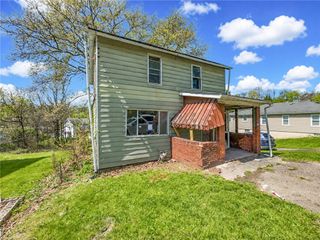 5042 Delehanty St, Lincoln Place, PA 15207