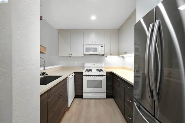 37168 Meadowbrook Cmn 304, Fremont, CA 94536