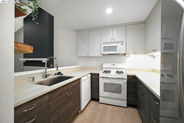 37168 Meadowbrook Cmn 304, Fremont, CA 94536