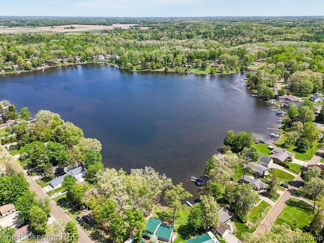 293 Hickory Place Drive, Columbiaville, MI 48421