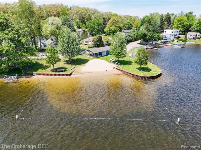 293 Hickory Place Drive, Columbiaville, MI 48421